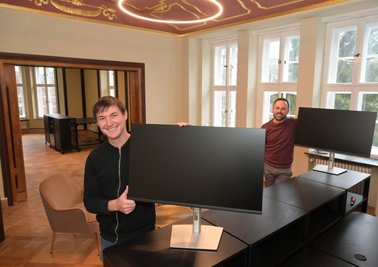 Julian Mevius (links), Angestellter der Digital- und Filmagentur Postyou, und der Geschäftsführer Christoph Voigt werden bald in der alten Villa arbeiten. Der Stuck an der Decke ist mit Blattgold verziert. 