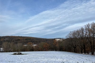 Das Autowrack und die Sachsenburg im Hintergrund rechts.