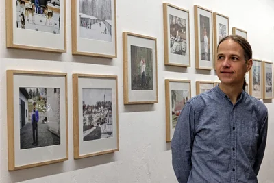 Danny Otto brachte den Gästen zur Vernissage, seine Art zu fotografieren näher. Oft sind es auf den ersten Blick banal wirkende Schauplätze, in denen er beim Erkunden etwas Besonderes entdeckt.