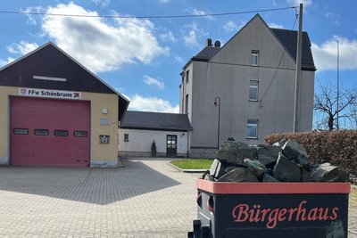 Am Bürgerhaus Schönbrunn (rechts) in der Gemeinde Bösenbrunn gibt es am Samstag kein Sommerfest.