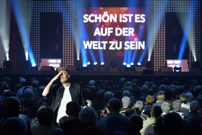Maxi Arland moderierte drei Stunden durch bei der Schlager-Hitparade im Freiberger Tivoli.