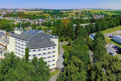 Die Ruhe nach oder vor dem Sturm? Im Augenblick gibt es am Reichenbacher Paracelsus-Klinikum keine Coronafälle. Doch in dem Krankenhaus steht man Gewehr bei Fuß, um im Notfall schnell wieder die nötige Infrastruktur hochfahren zu können.