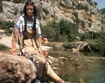 Marie Versini in ihrer Rolle als Nscho-tschi.