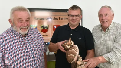 Diese drei Bürgermeister von Bärenstein haben die Beziehung nach Planegg aufgebaut und pflegen sie: Bernd Schlegel (v. l.), Silvio Wagner als aktueller Gemeindechef und Wolfgang Franke. Wagner zeigt ein Geschenk, die Eule als Wappentier der Planegger. 