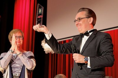 Intendant Moritz Gogg freute sich über den Spielzeit-Frosch des Bayerischen Rundfunks. Zuvor hatte das Theater namhafte Konkurrenz hinter sich lassen können. 