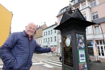 Frank Bormann hat sich gemeinsam mit vielen Unterstützern darum gekümmert, dass die Werdauer Annoncenuhr umfassend restauriert wurde. 35 Jahre ist das jetzt her.