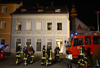 28 Feuerwehrleute mit sieben Fahrzeugen rückten zum Brandort in der Breitscheidstraße aus. Die obere Etage des Hauses wurde durch das Feuer unbewohnbar. Die Betroffenen ziehen in eine Notwohnung.