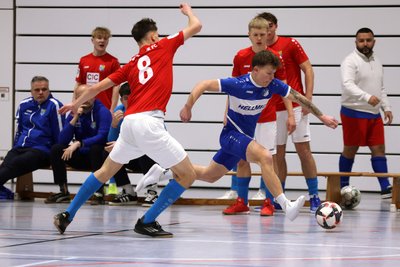 Louis Gaida (am Ball) vom VfB Empor Glauchau im Duell mit der U 19 des Chemnitzer FC.