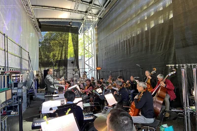 Das Orchester ist für die Zuschauer nicht zu sehen, weil die Musiker hinter der Bühne sitzen. GMD Leo Siberski dirigiert die Clara-Schumann-Philharmoniker.