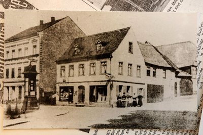 Diese Fotografie um 1915 zeigt die Annoncenuhr dort, wo sie auch heute noch steht.