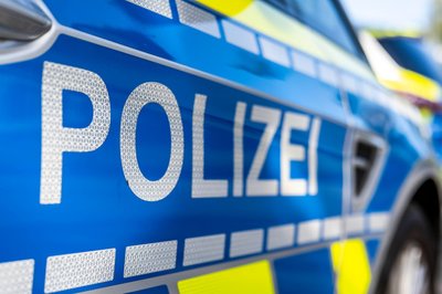 Ein Überholmanöver endete am Samstagnachmittag für einen Motorradfahrer in einem schweren Unfall. (Symbolbild)