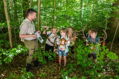 Waldpädagoge Mike Richter vom Waldschulheim Conradswiese erzählte den Schülern Wissenswertes über Geweihe.