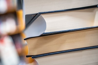 Betrüger verkauften Senioren überteuerte Bücher und ließen sie Kreditverträge abschließen. Dabei entstanden Schäden von tausenden Euo.