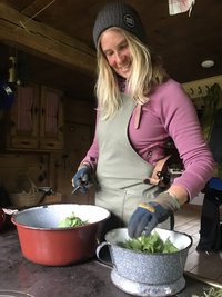 Irmi Baumann kennt sich aus mit Kräutern, Blumen und Pflanzen. Hier bereitet sie Brennnesseln für eine Lasagne vor. 