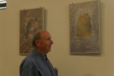 Pfarrer Josef Reichl konnte den Besuchern seiner Kirche in Reichenbach die Collagen zur Bibel von Wolf Schmidt-Falkenstein präsentieren.