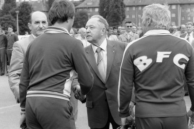 Stasi-Chef Erich Mielke gratuliert den Spielern des BFC zu einem Meistertitel.