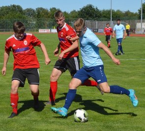 Nach sechs Jahren in der Jugendabteilung des FC Erzgebirge Aue trug der aus Marienberg stammende Florian Martin (r.) im Testspiel gegen Langenau erstmals das Motor-Trikot - und erzielte beim 8:0 ein Tor. 