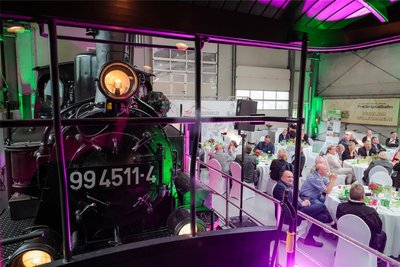 Der Unternehmertreff fand vor besonderer Kulisse statt: in der Ausstellungs- und Fahrzeughalle der Preßnitztalbahn in Jöhstadt.