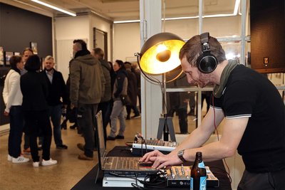 Bei Musik vom DJ kamen die Gäste in den Räumen der ehemaligen Likörfabrik lebhaft ins Gespräch.