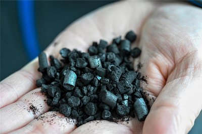 Das phosphorreiche Karbonisat entsteht aus Klärschlamm. Der Prozess dahin ist komplex und wir vom Zweckverband in einem 400-seitigen Buch erklärt.