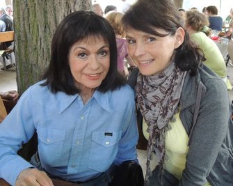Marie Versini mit der Lichtensteiner Bibliotheksleiterin Katrin Hisslinger, Urenkelin von Hans Zesewitz, bei einem Treffen in Bamberg. 