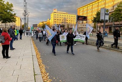 Beginn des Aufzugs in der Straße der Nationen. 
