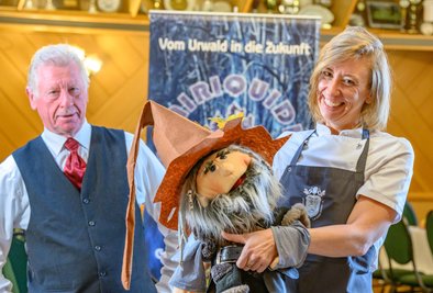 Einen offiziellen Namen hat das Kerlchen in der Mitte noch nicht, aber einen Platz im Theaterprojekt von Claudia Lappöhn von der Sportgaststätte Leukersdorf, die für anspruchsvolle Gastronomie bekannt ist. Lappöhn will nun die Geschichte des Erzgebirges auf die Bühne und typische Gerichte alter Zeiten auf den Tisch bringen. Dabei hat sie etliche Mitstreiter, darunter Vater Detlef Voigt.