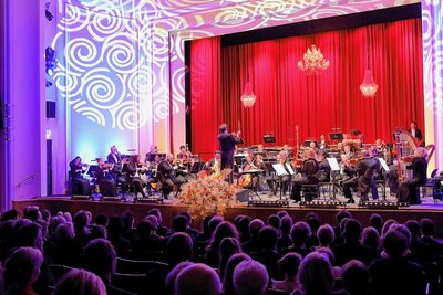 Das Galaprogramm zum Auftakt war musikalisch ein echter Höhepunkt. Jedoch konnte der Ball konzeptionell nicht mit früheren Veranstaltungen mithalten. Das betraf vor allem die Zeitplanung und das Fehlen des gewohnten Bezugs zum Spielplan. 