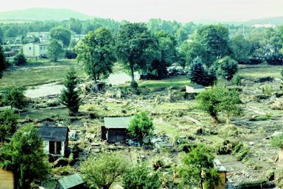 Peter Richter hat aus seinen Aufnahmen von der zerstörten Kleingartenanlage "Sonneninsel" in Flöha ein Panoramabild gebastelt. In der oberen Bildmitte ist die Fußgängerbrücke über die Flöha zu erkennen, die es immer noch gibt. Das Ausmaß der Zerstörung war gewaltig. Etwa 80 Tonnen Müll fielen bei der Beräumung der Anlage an. Heute ist das Areal Überflutungsfläche. 