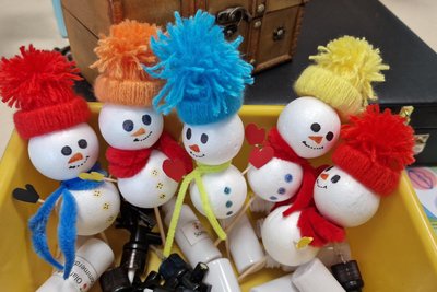 Viele kleine Schneemänner führen durch das Rätsel. Im Kinder-Escape-Room stecken liebevolle Details, die von den Macherinnen selbst gebastelt wurden.