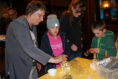 Ein Hoffnungslicht bastelten die Kinder in der Lutherkirche Brunndöbra. Elke Szusdziara und Annika Kretzschmann halfen Noah und Lotta beim Gestalten der Leuchte.