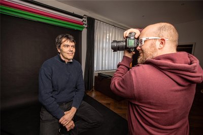 Einer, der bei der Plakataktion mitmacht, ist Tommy Ziegenhagen (links) vom Malzhaus-Verein. „Wir sind als Malzhaus in der Stadt fest verankert und können uns mit der Aktion identifizieren“, sagt er, als er von Kenny Pool fotografiert wird.