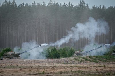 Panzer-Haubitzen 2000 der Bundeswehr bei einer Nato-Übung: Soll die Ukraine mit der Waffe auch auf russisches Territorium schießen dürfen?