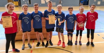 Die Volleyballer Anna Sophia Schindler, Paul Krause, Ludwig Günther, Nino Seidel, Neil Göbel, Anton Walther, Leni Weck und Jette Schreiter (von links) aus der Kindergruppe des VSV Eintracht strahlen hier nach ihrem erfolgreichen Debüt auf dem Kleinfeld. 