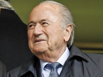 Joseph S. Blatter gratuliert dem FC Bayern