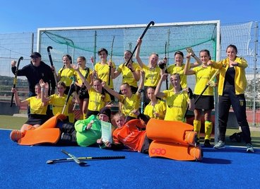 Verdienter Jubel: Die weibliche U-14-Mannschaft des Freiberger HTC hat sich mit einem 2:1 gegen den Erfurter HC den Titel in der Mitteldeutschen Meisterschaft gesichert. 