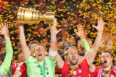 Manuel Neuer stemmt den DFB-Pokal in die Höhe. 
