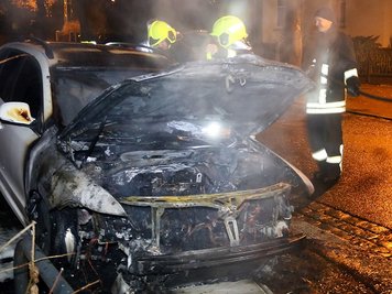 Der Skoda brannte völlig aus.