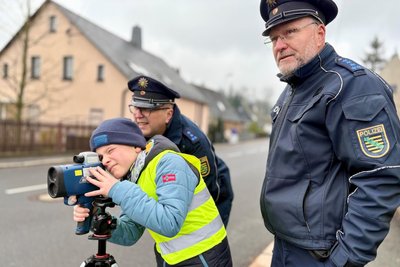 Auch Grundschüler Simon probierte sich an der Laserpistole der Polizei aus. Kirsten Ballmann und Ingo Wagner gaben Tipps.