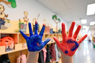Das Bild steht symbolisch für die Kinderbetreuung in den Lichtenauer Kindereinrichtungen. Gemalt wird gern mit Farben.