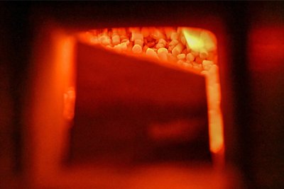 Im Pyrolysereaktor wird der Klärschlamm in Pelletform bei hohen Temperaturen erhitzt. Dadurch entweichen Schadstoffe. Zurück bleibt Phosphor.