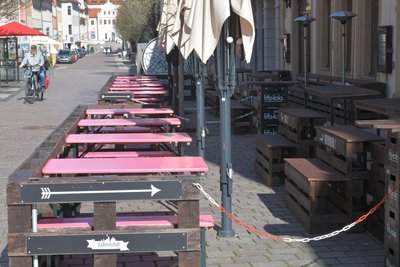 Frühlingserwachen in Freiberg, hier Biertischgarnituren vor der Stadtwirtschaft.