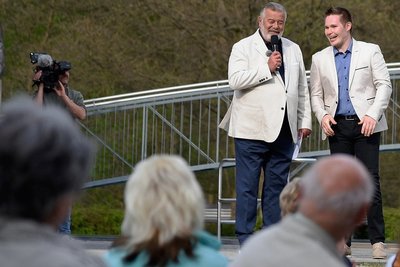 Sänger Markus Hoffmann (rechts) aus Oelsnitz zusammen mit TV-Legende Harry Wijnvoord bei einer Fernsehaufzeichnung für RTL im Freibad Elstergarten in Oelsnitz. 