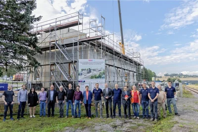 Richtfest für den neuen "Güterboden". Der Erprobungsbahnhof in Scheibenberg ist ein wichtiger Teil der Teststrecke für den Forschungscampus für nachhaltige Mobilität im Raum Chemnitz-Erzgebirge in Annaberg-Buchholz - den Smart Rail Connectivity Campus, kurz SRCC. 