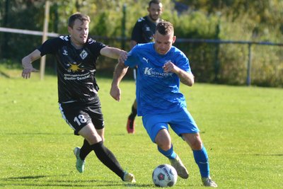 Domenik Kämmer (links, Concordia Plauen) greift hier Markus Möckel an, der den 1:0-Siegtreffer für den FSV Ellefeld erzielte.