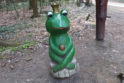 Am Waldgeisterweg bei Ehrenfriedersdorf ist auch der Froschkönig vertreten. Am Sonnabend werden neue Waldgeister geschnitzt.