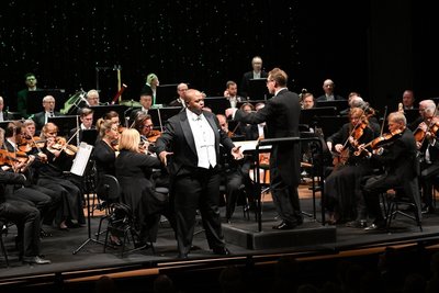 Tenor Siyabonga Maqungo auf der Opernballbühne.
