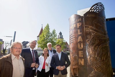 Der Ostbeauftragte der Bundesregierung, Carsten Schneider (SPD/rechts), hat am Montag in Plauen auch das Wendedenkmal besucht. An seiner Seite: der langjährige Plauener CDU-Fraktionschef Hansjoachim Weiß, Oberbürgermeister Steffen Zenner (CDU), die CDU-Bundestagsabgeordnete und- vizepräsidentin Yvonne Magwas sowie Künstler Peter Luban (v.li.).