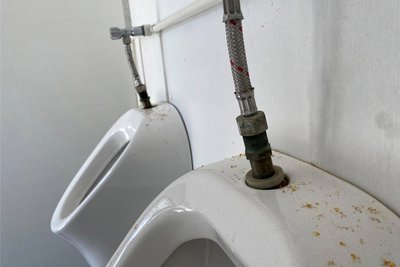 Belag auf den Becken und Müll im Papierkorb des Toiletten-Containers. So haben die Schmidts die Mietsache übernommen. Roman Schmidt: „Bei erhöhten Mietpreisen ein starkes Stück.“