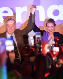"Wir werden Frau Merkel jagen": Alexander Gauland und Alice Weidel gestern Abend auf der AfD-Wahlparty ineinem Club am Alexanderplatz in Berlin.            